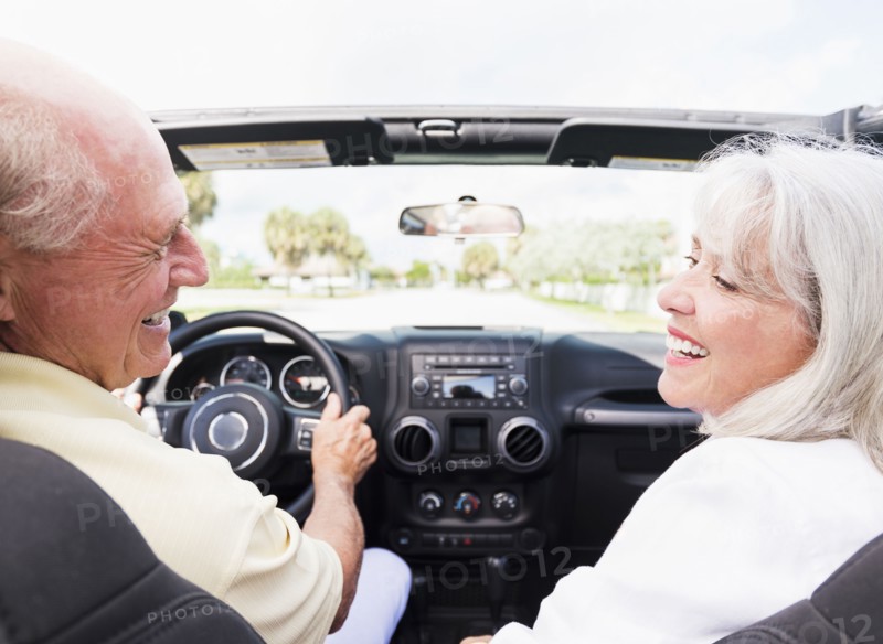 Senior couple in convertible car.
Photo : Daniel Grill