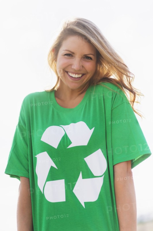 Front view of woman wearing green t-shirt.
Photo : Daniel Grill
