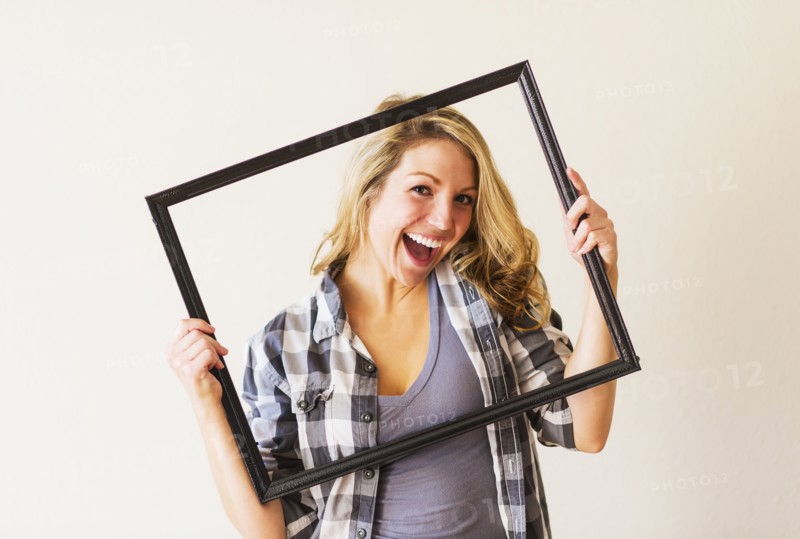 Portrait of woman holding picture frame.
Photo : Daniel Grill
