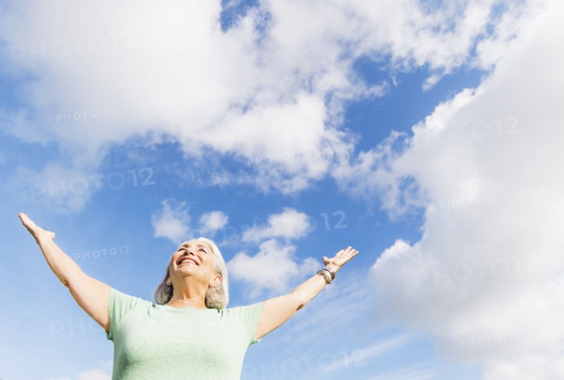 Senior woman with arms outstretched.
Photo : Daniel Grill
