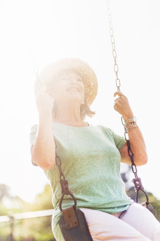 Senior woman on swing.
Photo : Daniel Grill
