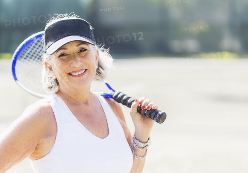 Portrait of senior woman on tennis court.
Photo : Daniel Grill