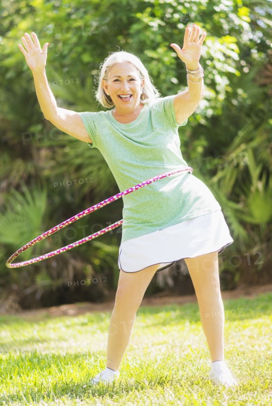 Portrait of senior woman spinning hula hoop.
Photo : Daniel Grill