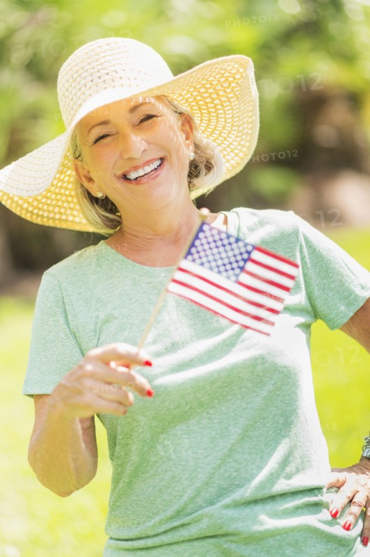 Portrait of woman holding american flag.
Photo : Daniel Grill
