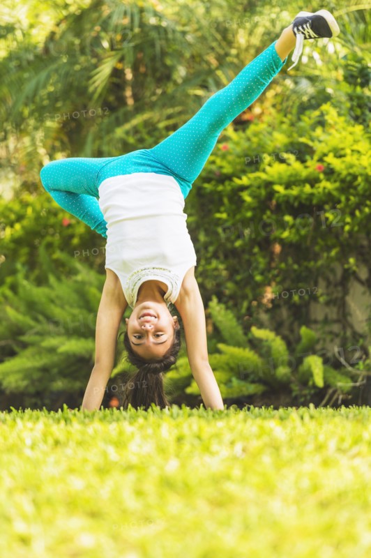 girl (8-9) doing cartwheel on front yard.
Photo : Daniel Grill