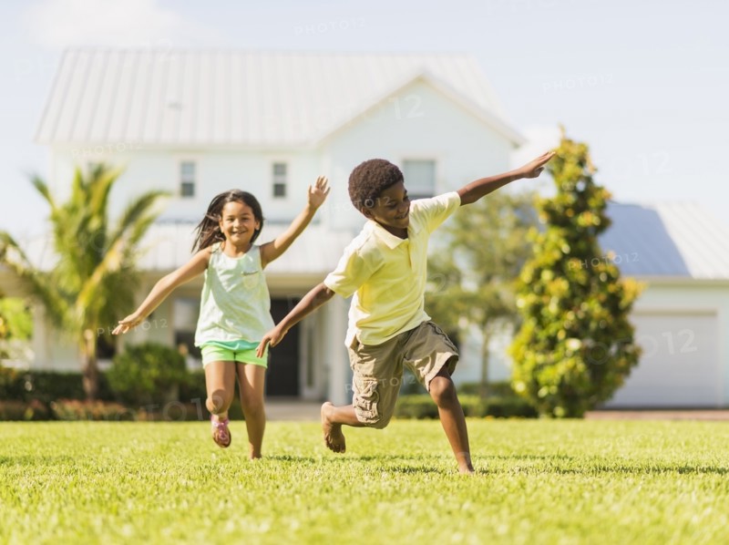 girl (8-9) and boy (6-7) playing on front yard.
Photo : Daniel Grill