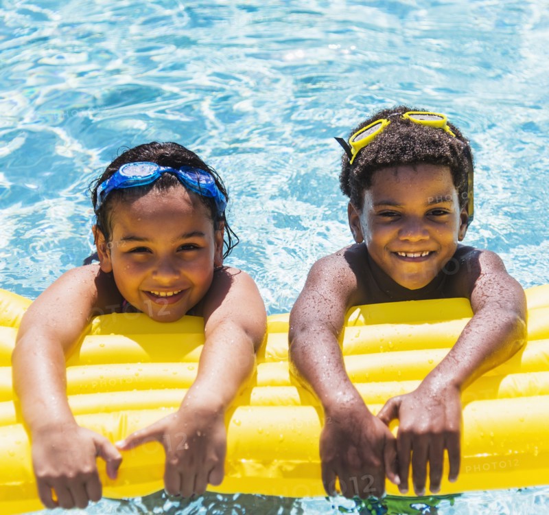 Portrait of kids( 6-7, 8-9) with pool raft.
Photo : Daniel Grill