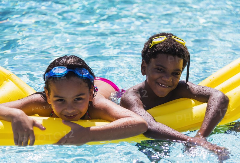 Portrait of kids( 6-7, 8-9) with pool raft.
Photo : Daniel Grill