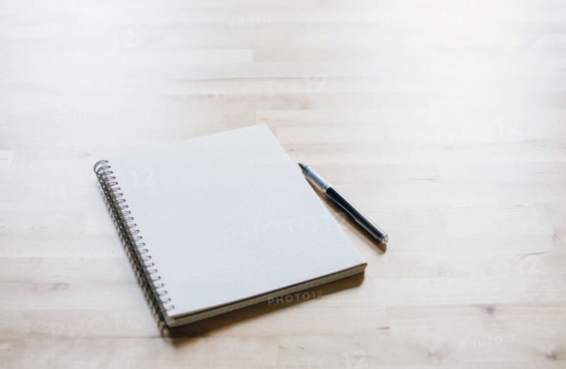 Studio shot of spiral notebook and ballpoint pen.
Photo : Kristin Lee