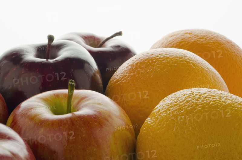 Studio shot of apples and oranges.
Photo : Tetra Images
