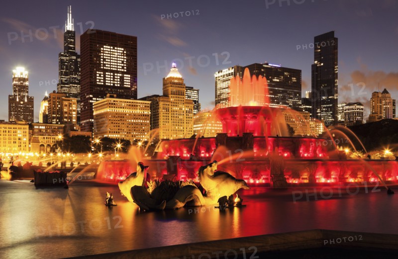 Illuminated Buckingham Fountain at dusk
