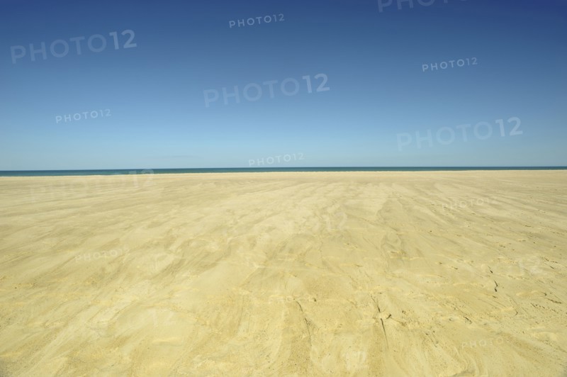 Sand plateau and horizon over water