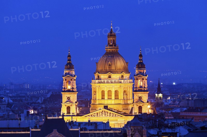 Saint Stephen's Basilica illuminated at night