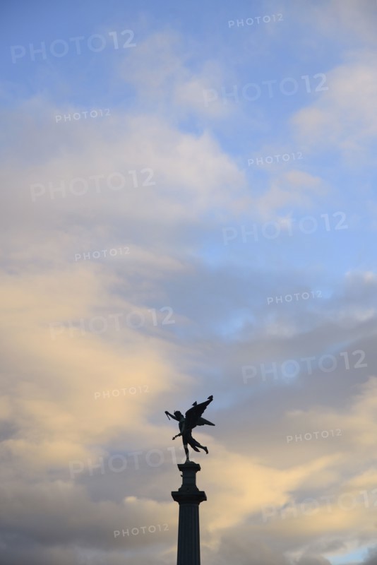 Argentina, Buenos Aires, Recoleta, Silhouette of monument