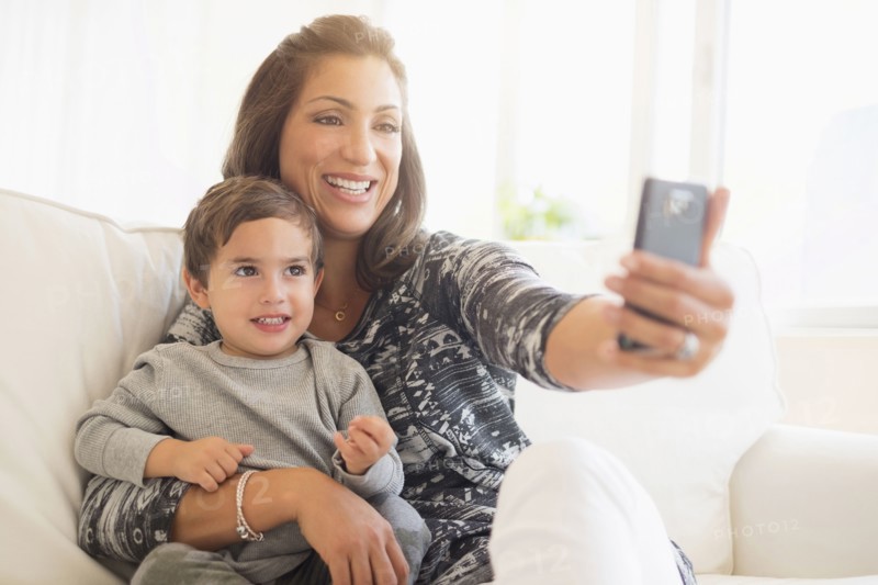 Mother taking selfie son (2-3).