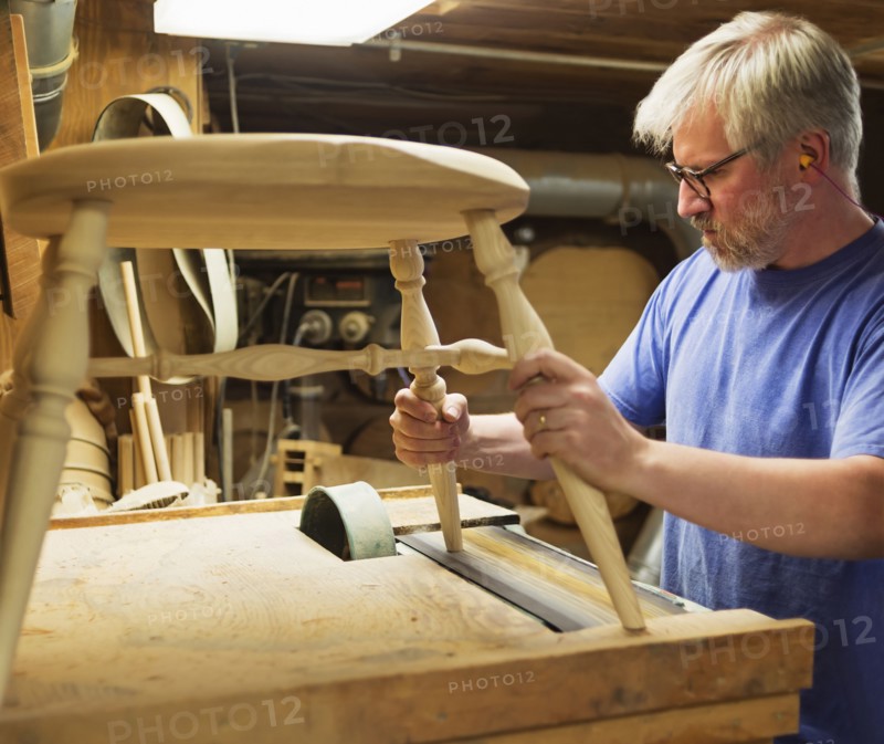 Carpenter polishing chair with sander