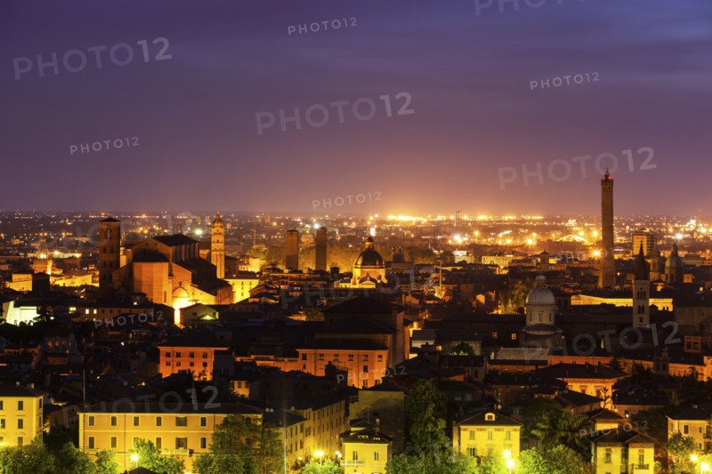 Asinelli Tower at night