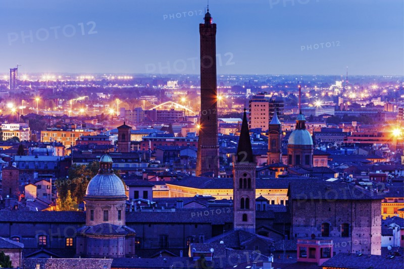 Asinelli Tower at night
