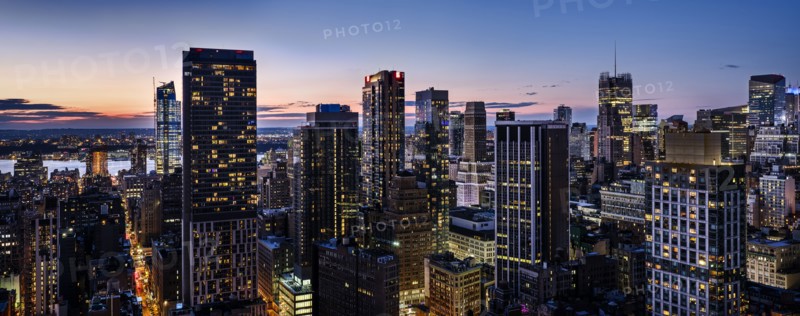 Skyline of New York at dusk. USA, New York, New York City.