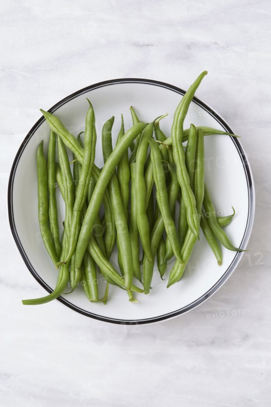 Overhead view of green beans in bowl