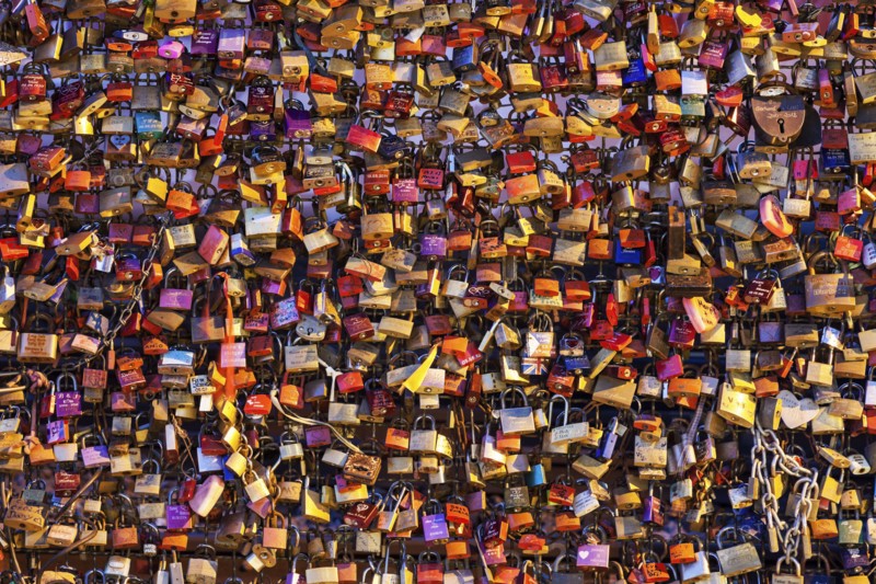 Germany, North Rhine-Westphalia, Cologne, Love padlocks on Hohenzollern Bridge