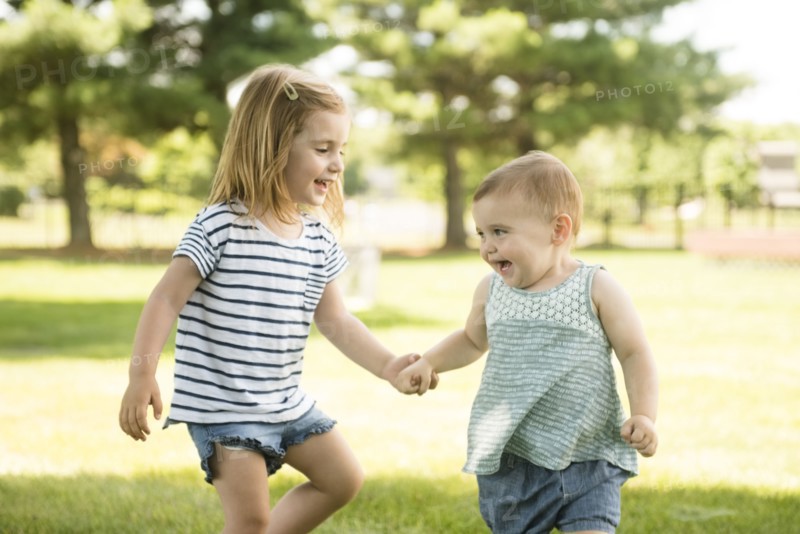 USA, Pennsylvania, Washington Crossing, Two sisters (18-23 months, 2-3) holding hands and walking together