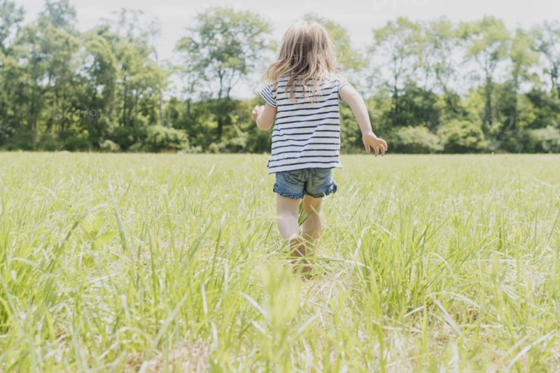 USA, Pennsylvania, Washington Crossing, Girl (2-3) walking on green field