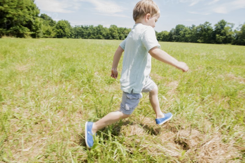 USA, Pennsylvania, Washington Crossing, Boy (4-5) running on green field
