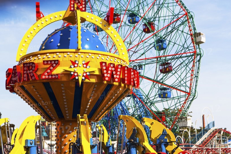 USA, New York State, New York City, Ferris wheel in amusement park