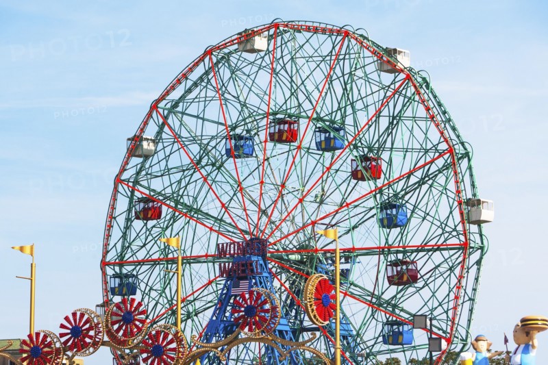 USA, New York State, New York City, Coney Island, Ferris wheel in amusement park