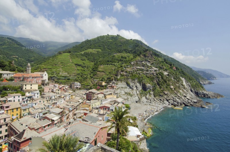 Italy, CinqueTerre, Vernazza, Landscape with town on coast