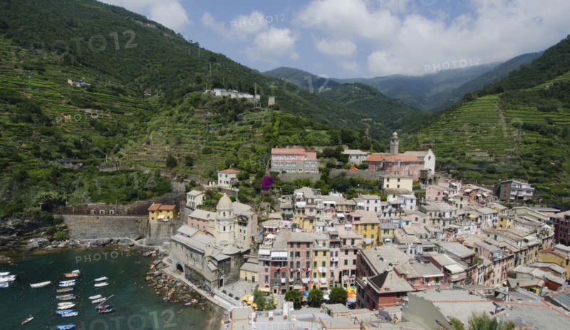 Italy, CinqueTerre, Vernazza, Landscape with town by sea