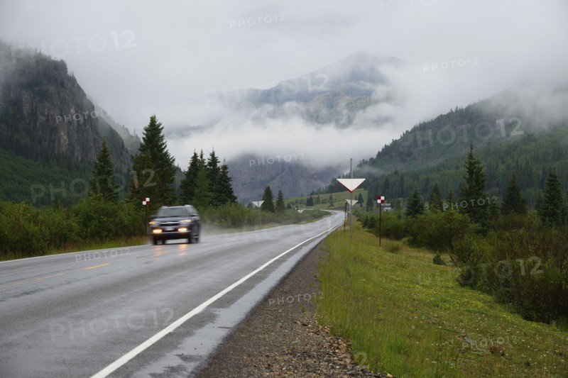 USA, Colorado, SUV on Million Dollar Highway in San Juan Mountains