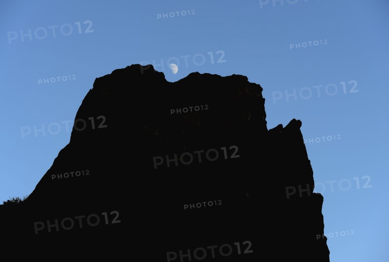 USA, Colorado, Moon over silhouette of rocks in Roxborough State Park