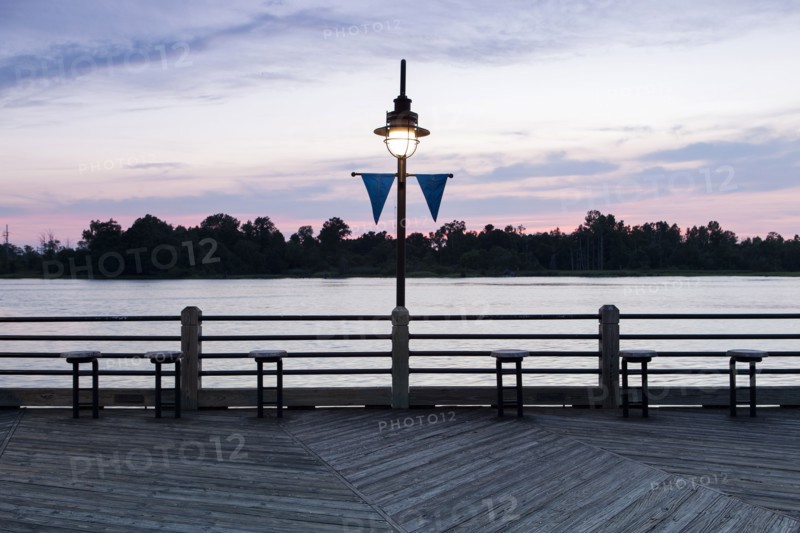 USA, North Carolina, Wilmington, Riverbank at sunset