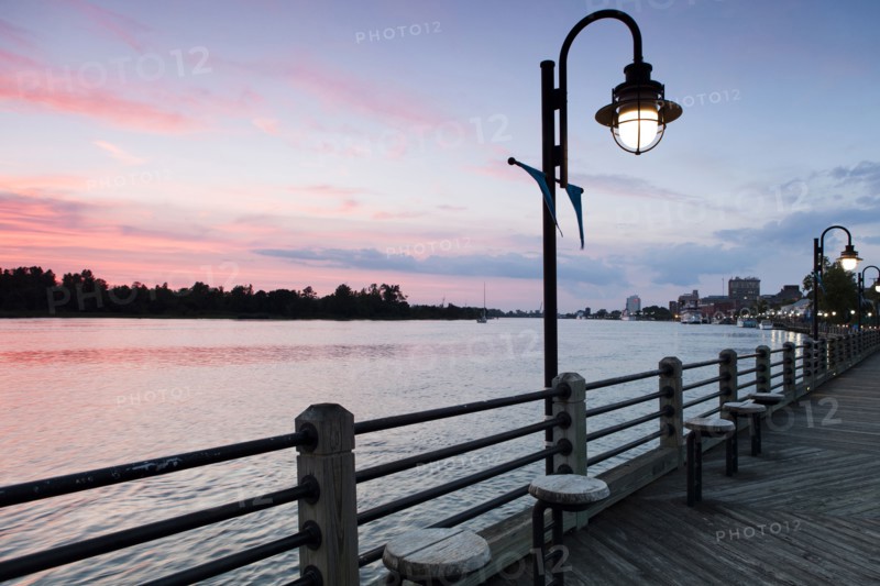 USA, North Carolina, Wilmington, Riverbank at sunset