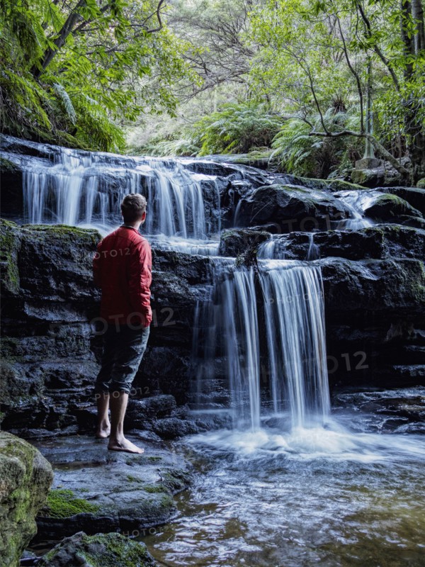 Australia, New South Wales, Katoomba, Man looking at waterfall in Leura Cascade