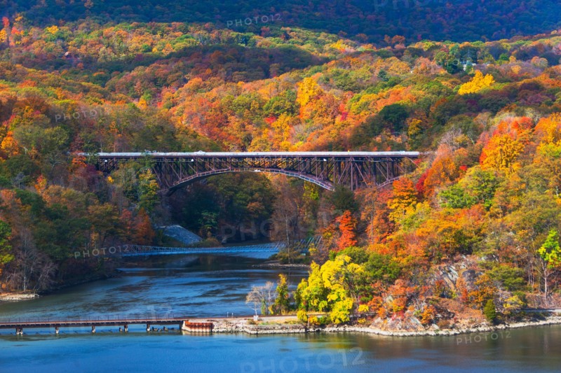 USA, New York, Bear Mountain with bridges above river