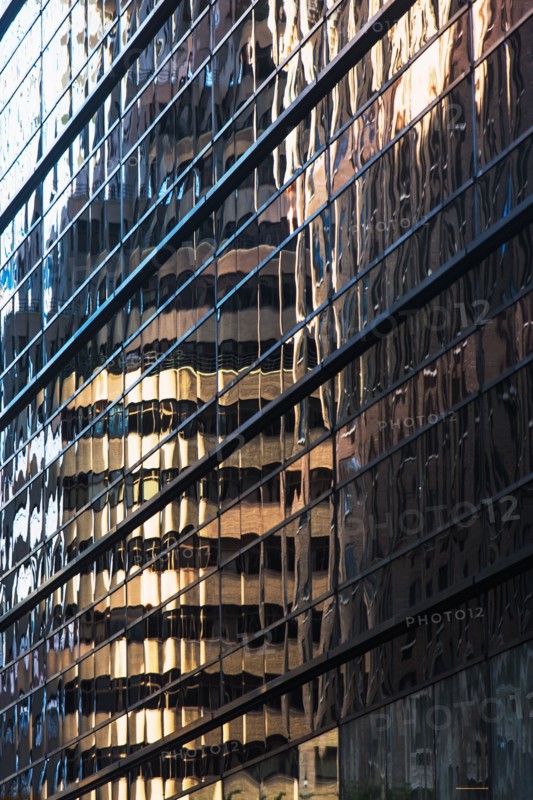 USA, New York, Glassy office skyscraper