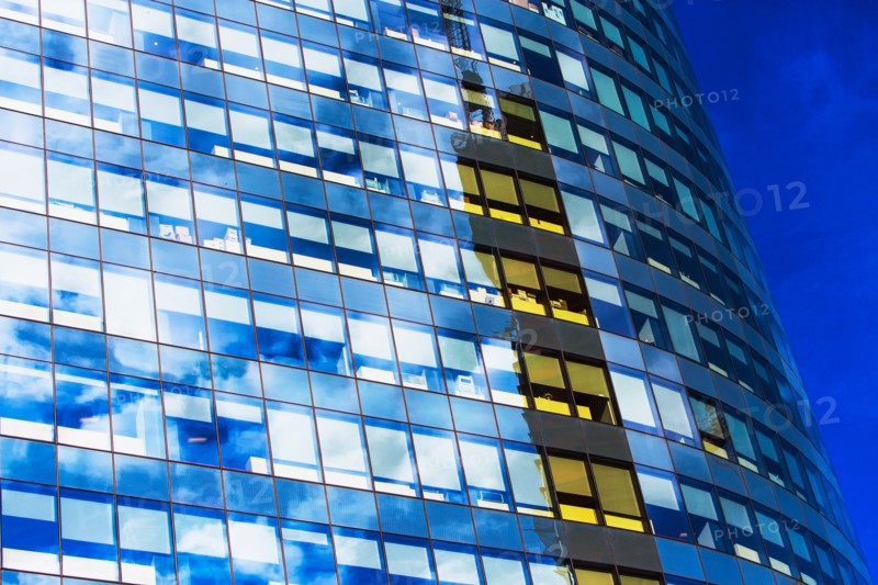 USA, New York, Clouds reflecting in glassy office building