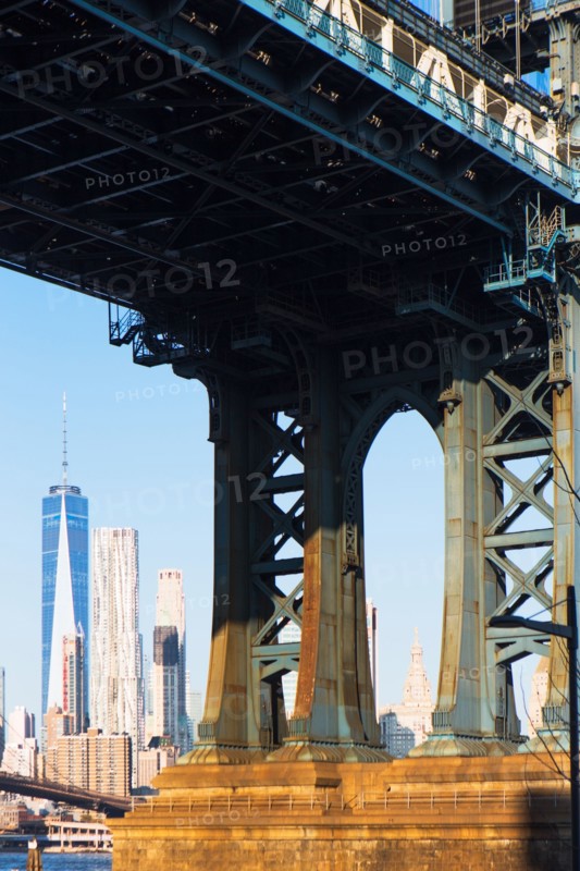 USA, New York, Brooklyn bridge and skyscrapers in background