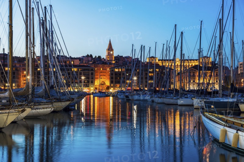 France, Provence-Alpes-Cote d'Azur, Marseille, Vieux port - Old Port at dusk