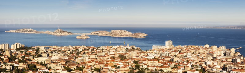France, Provence-Alpes-Cote d'Azur, Marseille, Cityscape with sea in background