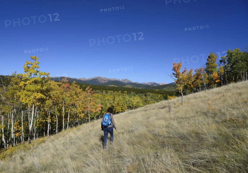 USA, Colorado, Hiker at Kenosha Pass