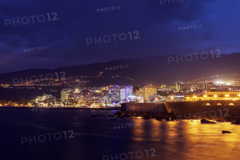 Spain, Canary Islands, Tenerife, Puerto de la Cruz, Puerto de la Cruz at night