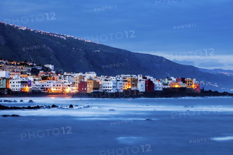Spain, Canary Islands, Tenerife, Puerto de la Cruz, Puerto de la Cruz at night