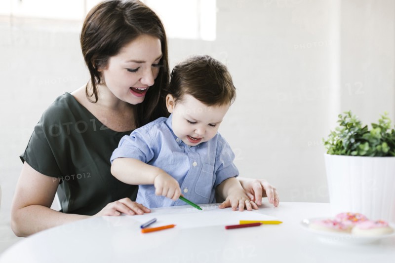 Mother drawing with son (4-5)