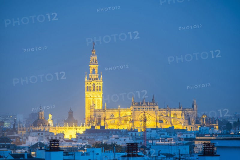 Spain, Seville, Giralda and Cathedral of Seville at dusk