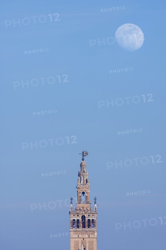 Spain, Seville, Moonrise over Giralda tower at dusk