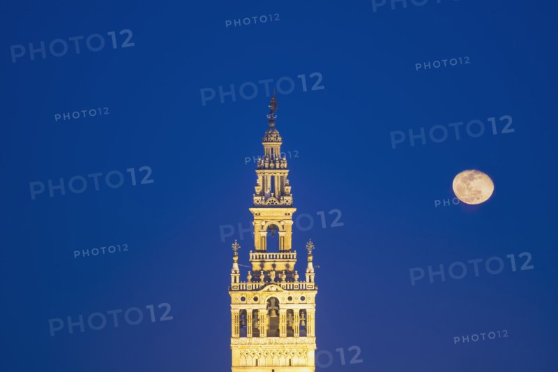 Spain, Seville, Giralda with full moon at dusk